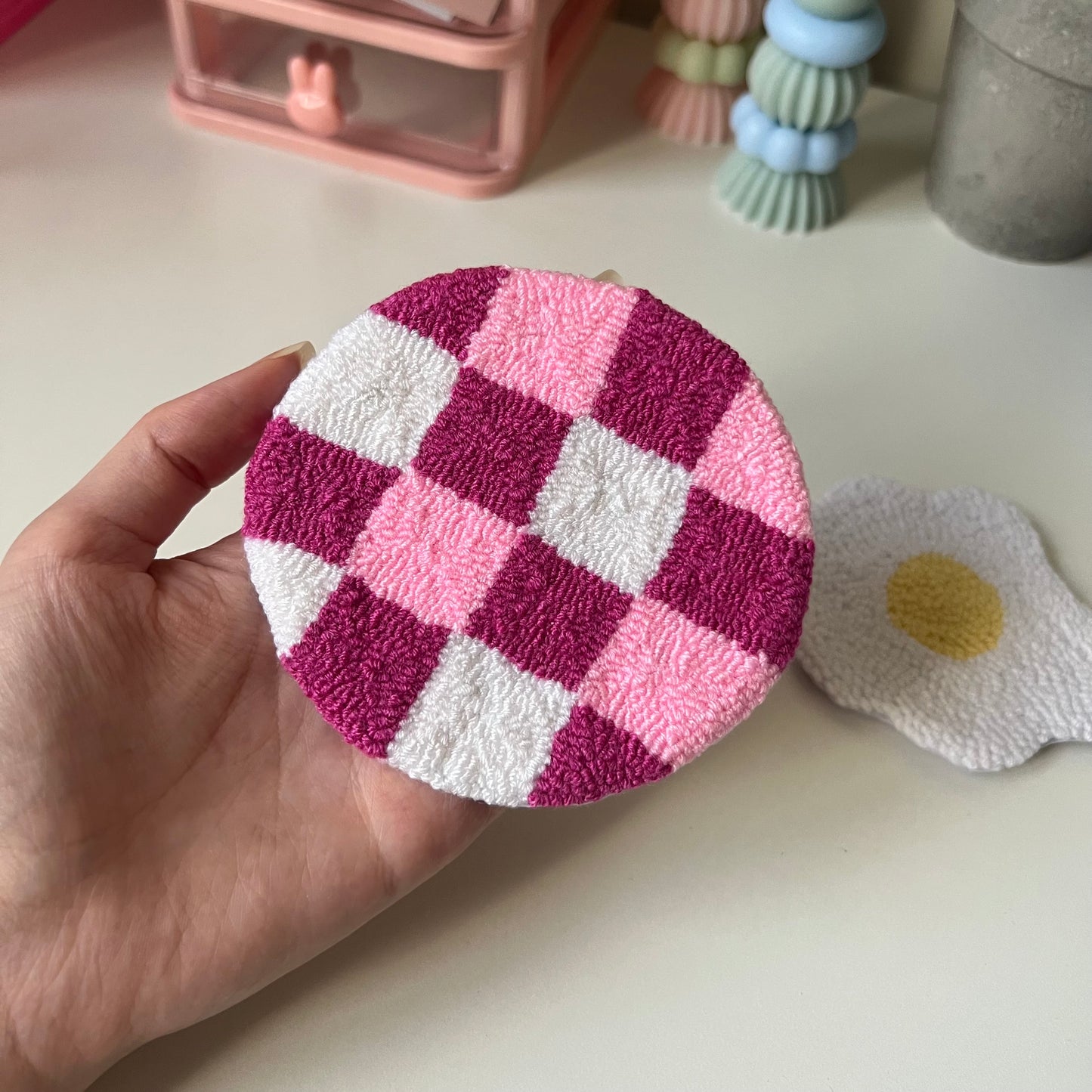 Checkered mug rug